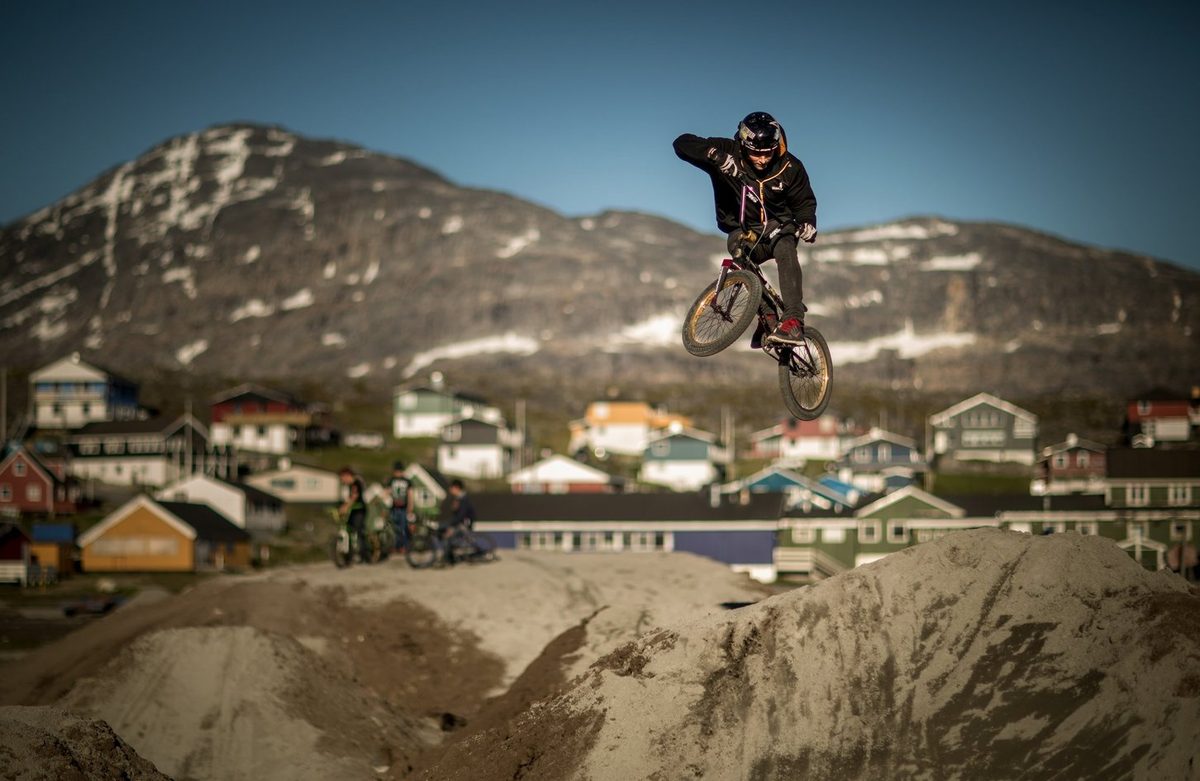 Rytter i luften over et hop på en dirtjump-bane