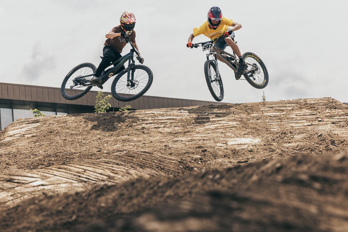 To ryttere i luften på samme tid over dual slalom-banens hop