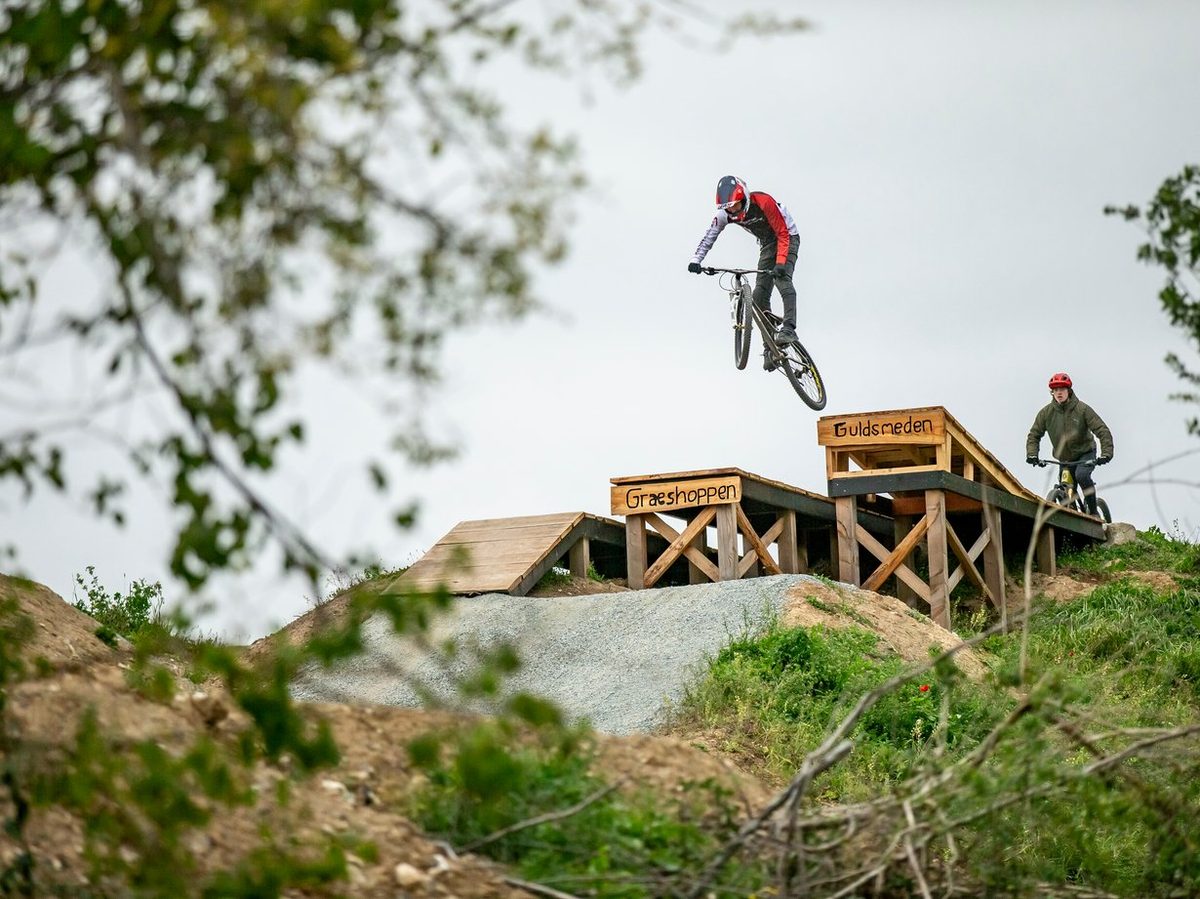 Rytter på en berm i Frederikssund BikePark